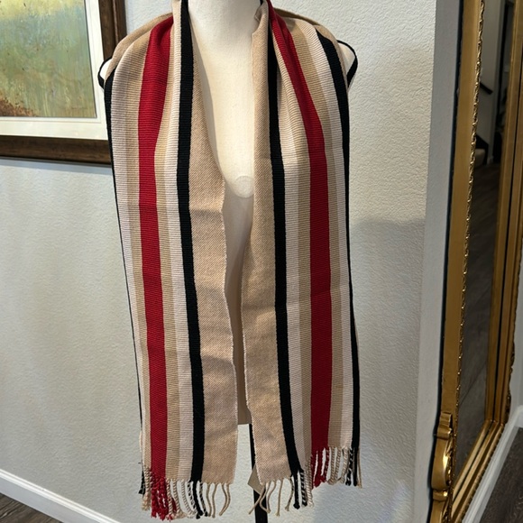 Authentic Burberry Merino wool scarf - Picture 1 of 8